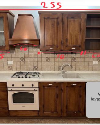 Splendida cucina in legno massello con elettrodom.
