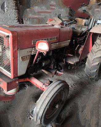  trattore McCormick International 323