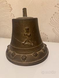 Campana antica in bronzo con decorazioni