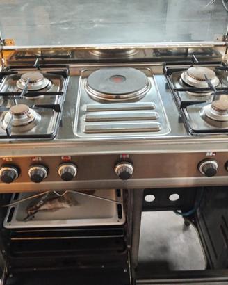 cucina/fornelli a gas e forno con girarrosto