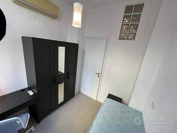 Stanza in appartamento di 120 m² a Roma