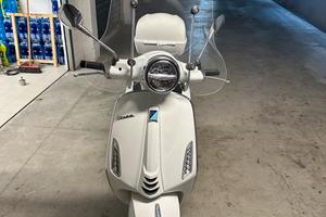 Vespa primavera 125-pari al nuovo km 140+accessori