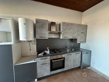 Piccola cucina con elettrodomestici