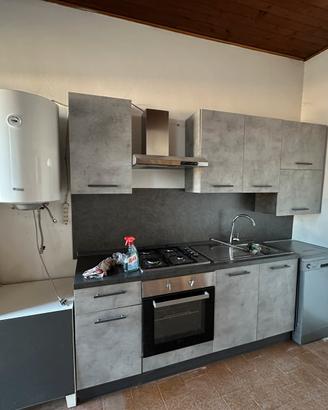 Piccola cucina con elettrodomestici