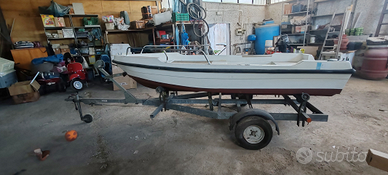 Carrello con barca e motore
