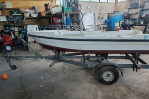 Carrello con barca e motore