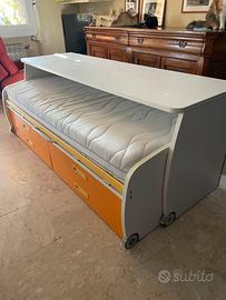 Letto singolo salvaspazio con scrivania scorrevole