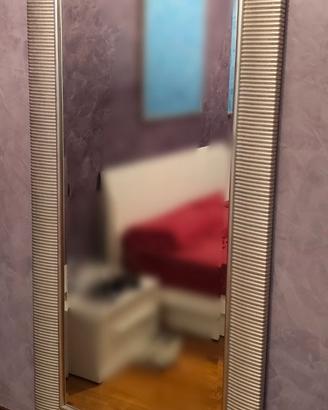 Specchio color argento con cornice zigrinata