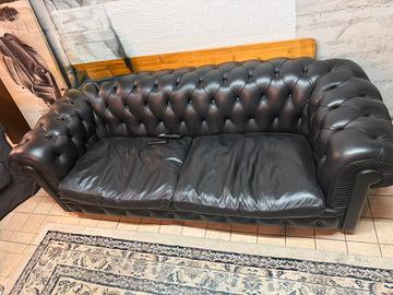 Divano chesterfield 3 posti in pelle nera