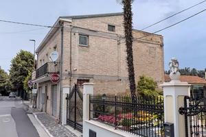 Casa/Abitazione Suddivisa in 4 Appartamenti