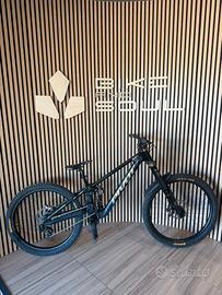 Pivot Phoenix Black/Gold Taglia S3