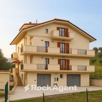 CASA SINGOLA SU 4 LIVELLI CON AMPI SPAZI E ATTICO