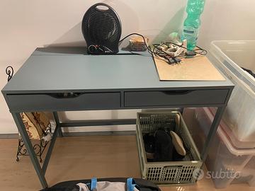 Scrivania IKEA con sedia – come nuova