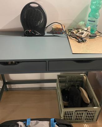 Scrivania IKEA con sedia – come nuova