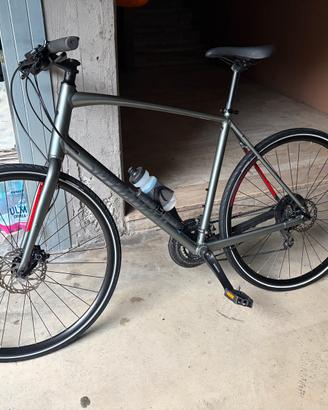 bicicletta ibrida stradale Specialized Sirrus