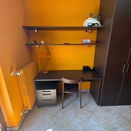 Camera da letto con mobili stile moderno 