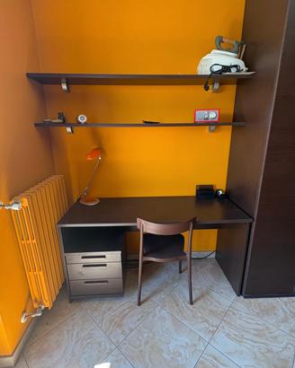 Camera da letto con mobili stile moderno 