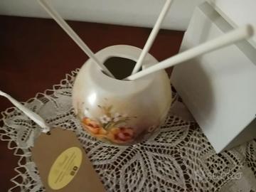 Diffusore a bastoncini dipinto a mano.