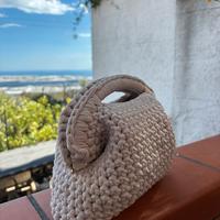 Clutch bag all’uncinetto panna con manico rotondo