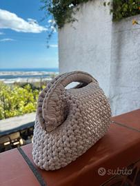 Clutch bag all’uncinetto panna con manico rotondo