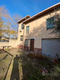 Villetta su tre livelli con giardino