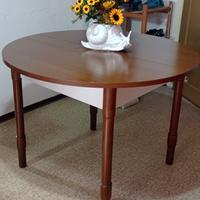 Tavolo in legno allungabile con sedie