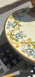Tavolo ceramica di Caltagirone e quattro sedie