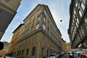 Largo Barriera da ristrutturare con ascensore