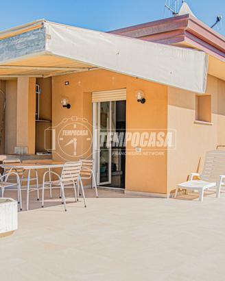 ATTICO A DUE PASSI DAL MARE, CON GARAGE E POSTO AU