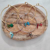 Bracciali rigidi con ciondoli 