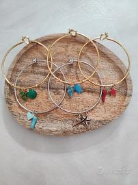 Bracciali rigidi con ciondoli 