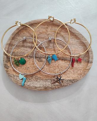 Bracciali rigidi con ciondoli 