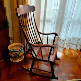 Sedia a  dondolo in noce