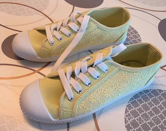 Scarpe da ginnastica nuove