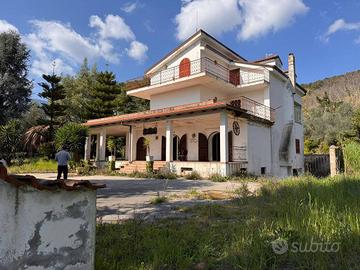 Villa di 510 m² con più di 5 locali e box auto dop
