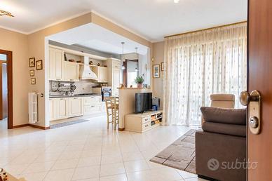 Appartamento di 103 m² con 3 locali e box auto a S