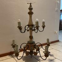 Lampadario in ferro e legno dipinto a mano