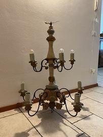 Lampadario in ferro e legno dipinto a mano