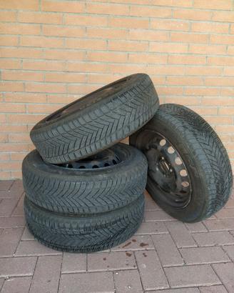 4 pneumatici invernali con cerchi 165/65 R15