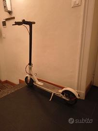 Monopattino elettrico Xiaomi con pneumatici solidi
