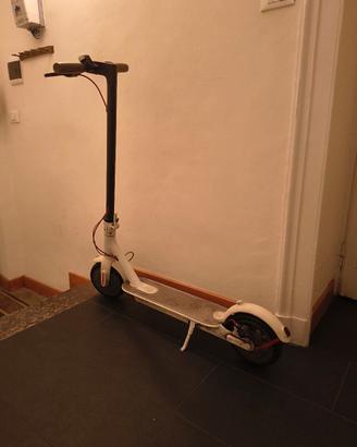 Monopattino elettrico Xiaomi con pneumatici solidi
