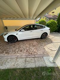 Auto tesla model 3 dual motors