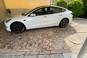 Auto tesla model 3 dual motors