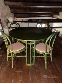 Tavolo, 4 sedie, una credenza, un tavolino basso