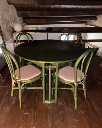 Tavolo, 4 sedie, una credenza, un tavolino basso