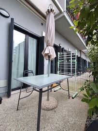 Tavolo in alluminio e vetro + ombrellone