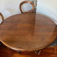 Tavolo e sedie di antiquariato