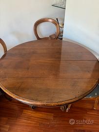 Tavolo e sedie di antiquariato
