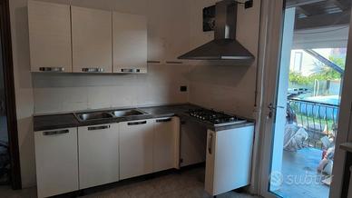 cucina ad angolo e cassettiera color bianco 