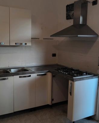 cucina ad angolo e cassettiera color bianco 